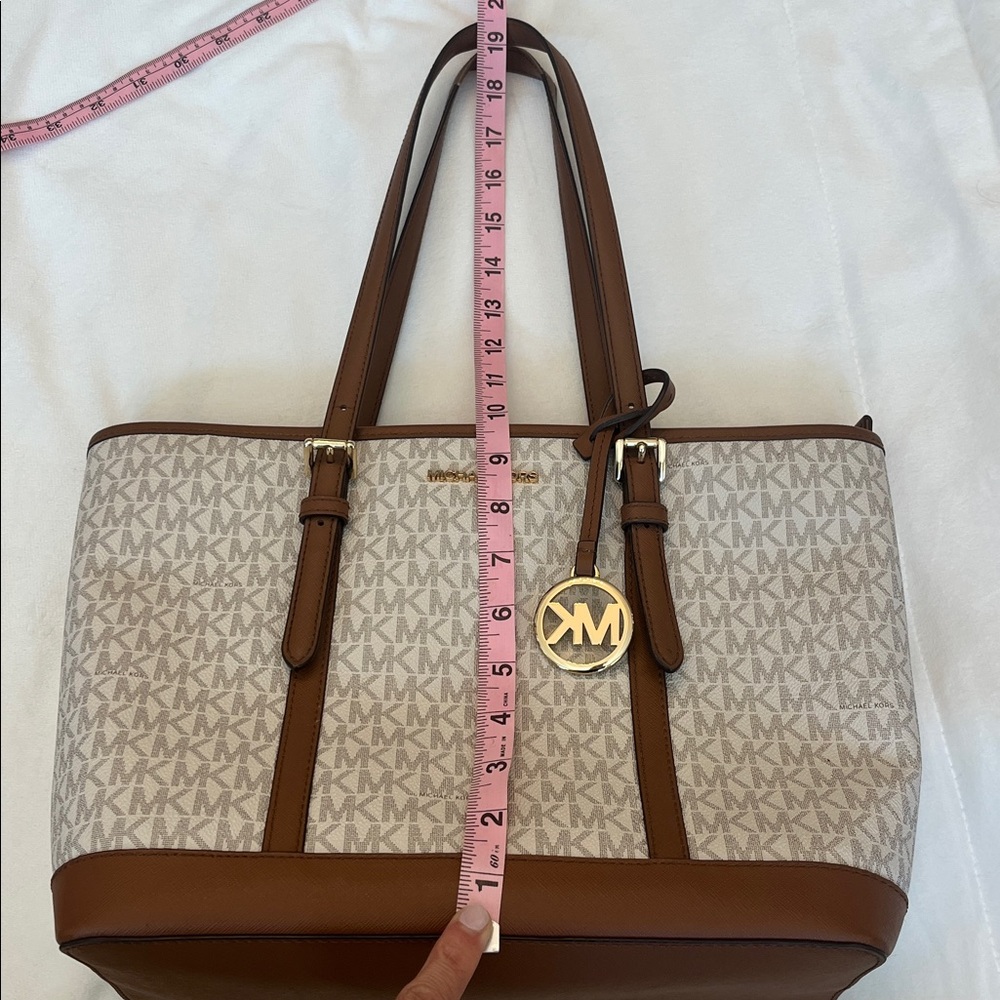Michael Kors signature Jet set Tote - Picture 2 of 13